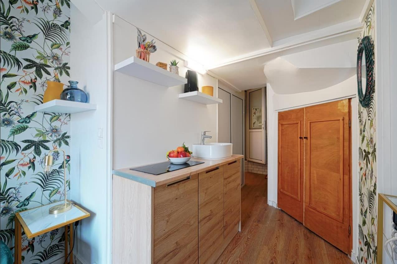 Emerald Oasis Close To Fashionable Le Marais Apartment